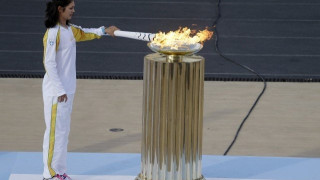 Απίστευτο: Έριξε νερό για να σβήσει την Ολυμπιακή Φλόγα (video)