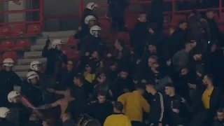 Συγκλονιστικό βίντεο: Η στιγμή που ο αστυνομικός τραυματίζεται στην Πάτρα από οπαδούς της ΑΕΚ