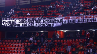 Πανό στο ΣΕΦ: «Το γήπεδο άμεσα στον Ολυμπιακό, ισονομία κι όχι κοροϊδία»