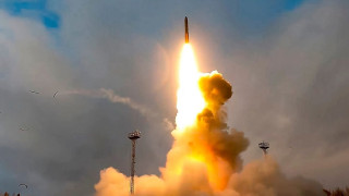 Oreshnik: Ποιο είναι το νέο «μυστικό όπλο» με το οποίο οι Ρώσοι χτύπησαν την Ουκρανία