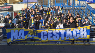 Πήγαν να διαμαρτυρηθούν στο γήπεδο με... κουστούμια- Ποιος ο λόγος