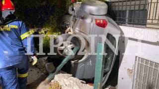 Τροχαίο στην Καβάλα: Αυτοκίνητο σφηνώθηκε μεταξύ πεζοδρομίου-πολυκατοικίας!