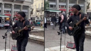Μουσικός του δρόμου έπαιξε το «Δικέφαλε μεγάλωσα» στην καρδιά της Αθήνας!