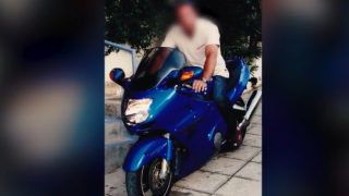 Aστυνομικός της Βουλής: Έβγαλε φωτογραφίες μπροστά σε χριστουγεννιάτικο δέντρο!