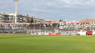 Εντυπωσιακή ΠΑΟΚτσήδικη κερκίδα με άσπρες και μαύρες σημαίες