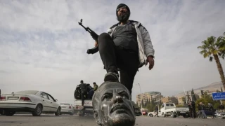 Συρία: Λεηλατούν το παλάτι του Άσαντ αντάρτες και πολίτες (vid)