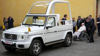 Ο Πάπας Φραγκίσκος παρουσίασε το νέο του αυτοκίνητο