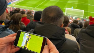 Επικός οπαδός: Προτίμησε να δει την ΑΕΚ, όσο βρισκόταν live στο Λίβερπουλ-Φούλαμ