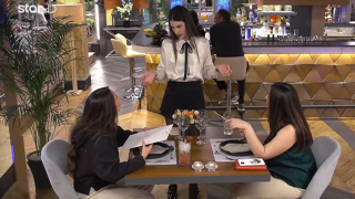 First Dates-Παίκτρια φλέρταρε τη σερβιτόρα: «Φάνηκε;»