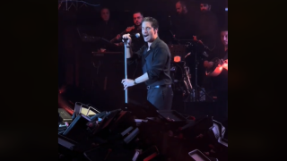 Οικονομόπουλος: «Τρελάθηκε» που… έφαγε ξανά (!) πανέρι με λουλούδια στο κεφάλι