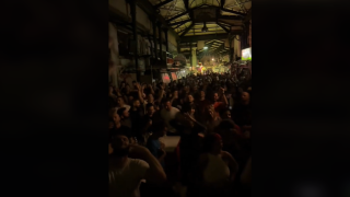 Χαμός σε πάρτι στη Βαρβάκειο χωρίς κινητά-«Πού γίνονται αυτά ρε; 1990-2000 είμαστε;»