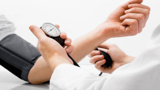 Πίεση: Το λάθος στη θέση του χεριού που πρέπει να αποφεύγουμε όταν τη μετράμε στο σπίτι