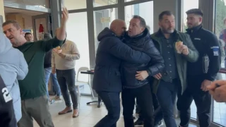 Άγρια επίθεση στον Αγοραστό από συγγενείς θυμάτων των Τεμπών