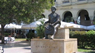 Θεσ/νίκη: Έβαψαν κόκκινα τα νύχια του αγάλματος του Αριστοτέλη! (ΦΩΤΟ)