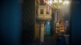 Τα έκανε «άνω-κάτω» σε κηδεία: Xόρευε δίπλα στο φέρετρο, «έπαιζε» με τα γένια των παπάδων