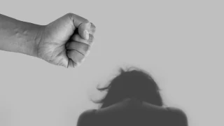 Θεσσαλονίκη: Ξυλοκόπησε τη γυναίκα του όταν έμαθε ότι διατηρεί εξωσυζυγική σχέση