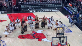 NBA: Φουστανέλες και παραδοσιακοί χοροί στο ημίχρονο του Μπουλς-Μπακς