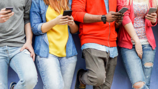 Ένα στους δύο νέους αισθάνεται εθισμένος στα social media