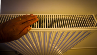 Έτσι θα ζεστάνετε τα καλοριφέρ σας πιο γρήγορα- Το «εργαλείο» που έχει κάθε σπίτι