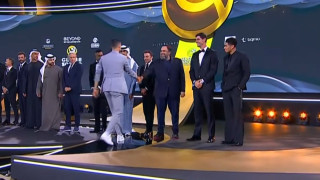 Χειραψία Μαρινάκη-Κριστιάνο στη σκηνή των Globe Soccer Awards