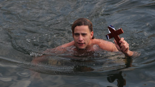 Θεοφάνια: Ποιος έπιασε τον τίμιο σταυρό στη Θεσσαλονίκη - Η συμμετοχή 11χρονου