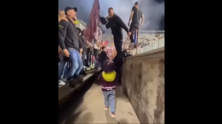 Σαλερνιτάνα: Πιτσιρικάς «μυείται» στο «πέταλο» των οργανωμένων, ανάμεσα σε τύμπανα και σημαίες