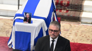 Πλήθος κόσμου στην κηδεία του Κώστα Σημίτη - Τι είπαν Σακελλαροπούλου και Μητσοτάκης