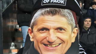 Οι οπαδοί τιμούν τον Λουτσέσκου... όπως το 2018 με τον Ιβάν Σαββίδη!