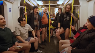 Λονδίνο: Γιατί γέμισε με... εσώρουχα το μετρό