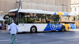 Σκηνές τρόμου σε αστικό του Κορυδαλλού: Άγνωστοι πέταξαν πέτρες και τραυμάτισαν 19χρονο