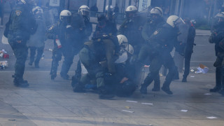 Τέμπη: Επεισόδια με πέτρες και μολότοφ σε Αθήνα και Θεσσαλονίκη