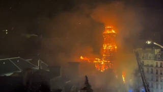 Παρίσι: Μεγάλη φωτιά στο δημαρχείο, φόβοι για κατάρρευση!