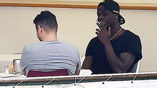 Με τσιγάρο στο χέρι στις διακοπές του ο Μπαλοτέλι (pics)