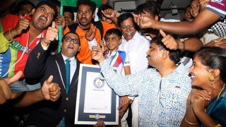 Πέρασε κάτω από 36 αυτοκίνητα με τα rollers του! (video)