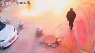 Πέταξε κροτίδα σε υπόνομο και εκτοξεύτηκε στον αέρα!