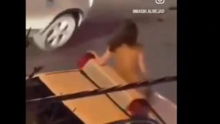 Ιράν: Πέταξε τα ρούχα της για να διαμαρτυρηθεί κατά της αστυνομίας