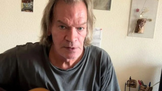 Μυστηριώδης θάνατος: Ρώσος μουσικός επικριτής του Πούτιν έπεσε από το παράθυρο!