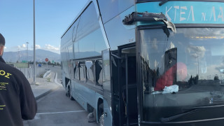 Τροχαίο ατύχημα με λεωφορείο του ΚΤΕΛ Λάρισας – Έσκασε το λάστιχο και προσέκρουσε στις μπάρες