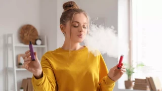 Άτμισμα: Τι προκαλεί σε στόμα, γλώσσα και γεύση-Οδοντίατρος αποκαλύπτει