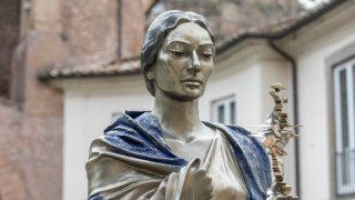 Μαρία Κάλλας: Η ατσάλινη μορφή της στέκει πλέον στη Ρώμη