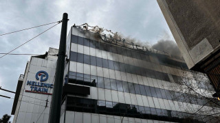 Τέμπη: Μέλη του Ρουβίκωνα στην ταράτσα του κτηρίου της Hellenic Train