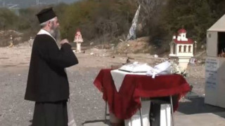 Λάρισα-Προσευχή και τρισάγιο για τα θύματα των Τεμπών: «Δεν σας ξεχνάμε...»
