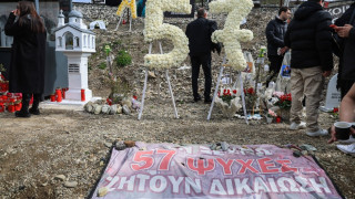 Μνημόσυνο στα Τέμπη: Απέραντη θλίψη στο σημείο «μηδέν»