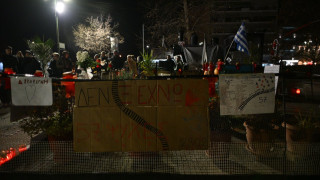Τέμπη-Λάρισα: Στις 23:21 σχημάτισαν με κεριά τον αριθμό «57» και το όνομα της Κλαούντια