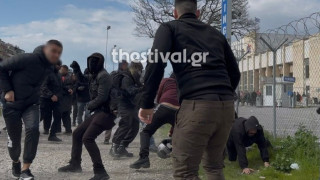 Θεσσαλονίκη: Κουκουλοφόροι ξυλοκόπησαν άτομα με ελληνικές σημαίες!