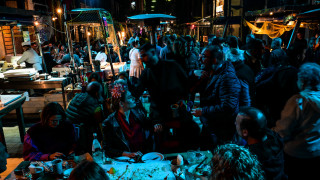 Ξενύχτησε η Βαρβάκειος, γλέντι με σαρακοστιανά στα... κάρβουνα