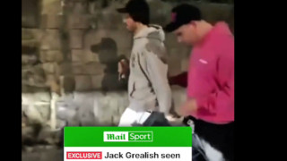 «Βαδίζω και παραπατώ»: Η Daily Mail βιντεοσκόπησε... λιώμα τον Τζακ Γκρίλις έξω από μπαρ