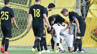 Στο έδαφος  ο Ανέστης, έσκασε κροτίδα   δίπλα  του!