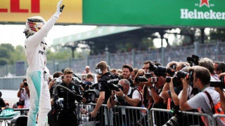 Τους     έκανε     πλάκα στην    Μόντσα ο Χάμιλτον