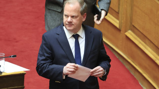 Προς «αναγκαστική» παραίτηση προορίζουν τον Καραμανλή